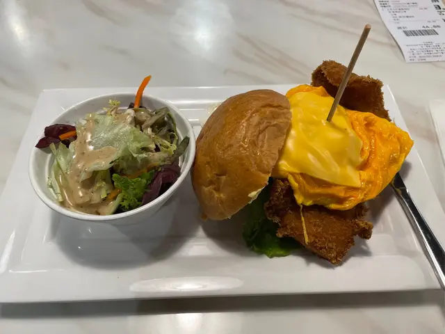 芝士炒蛋魚柳包伴沙律