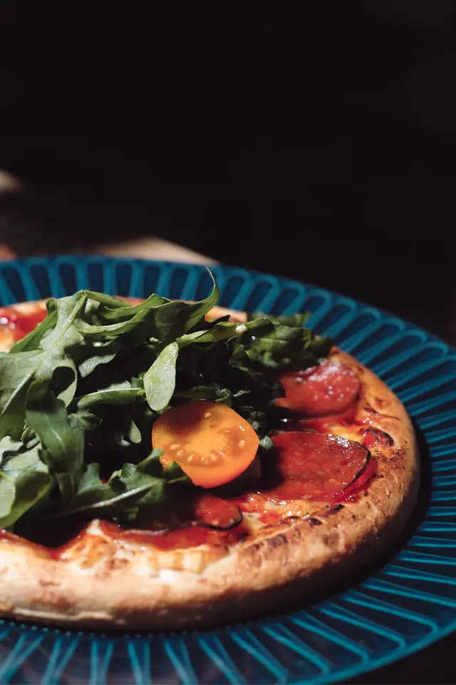 五重芝士薄餅、辣肉腸、蕃茄醬、火箭菜、車厘茄