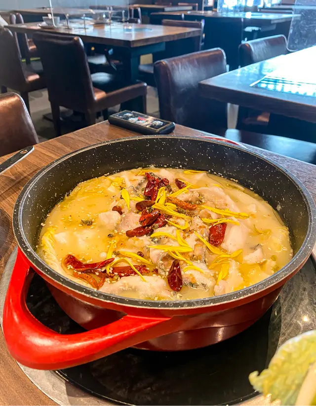 𓈒 𓏸𓈒𓂂𓂃♡𓈒 𓏸𓈒𓂂𓂃♡𓈒 𓏸𓈒𓂂𓂃♡𓈒 𓏸𓈒𓂂𓂃♡ ❍冷鍋酸菜魚🍲 $238 (4.8/5) 一煲夠兩人份量 兩個人可以再order其他配料 湯底濃郁酸味香 魚骨不多 魚肉嫩滑鮮甜 唔多骨食到啖啖肉好滿足🥹 高質之選！