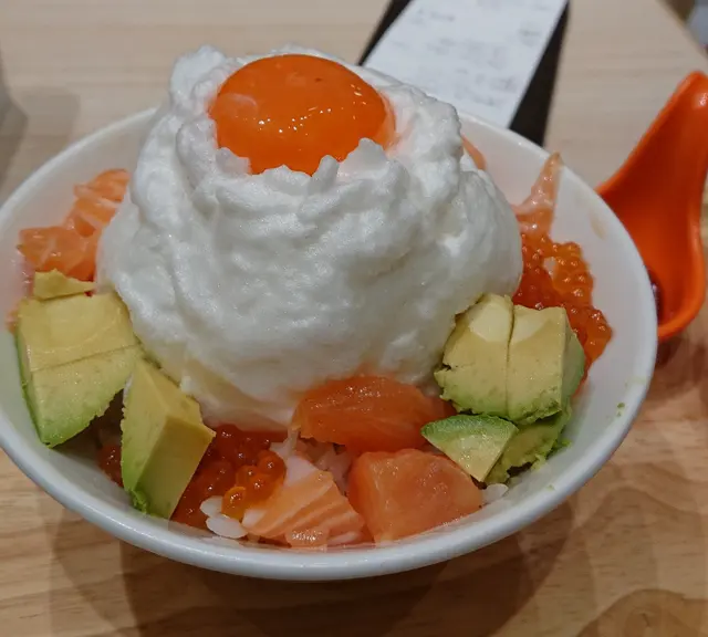 牛油果三文魚親子生雞蛋拌飯