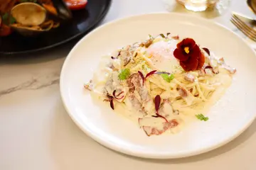 白汁煙肉意粉配日式溫泉蛋