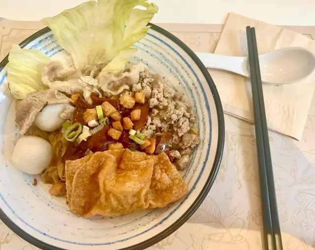 入面有肉脞,豬肉片,魚蛋。食得辣嘅呢個絕對唔會覺得辣。略嫌偏鹹同油膩。不過叫做幾特別,可以一試。