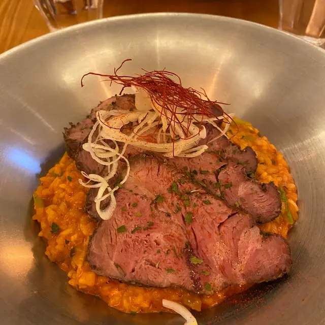 牛肉好嫩  味道唔錯  可惜係個飯有啲硬  唔太易咬  