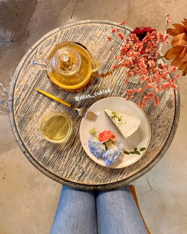 開心果慕斯蛋糕和桂花雪梨茶