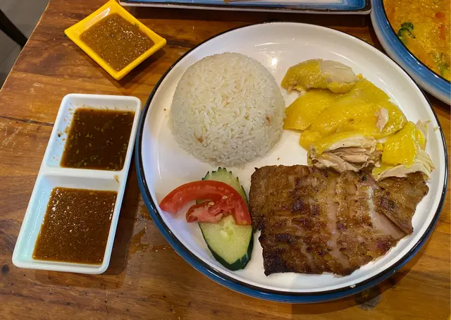 風味豬頸肉配無骨海南雞油飯