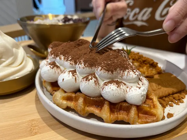 招牌麻糬牛角包窩夫配3.6牛乳雪糕