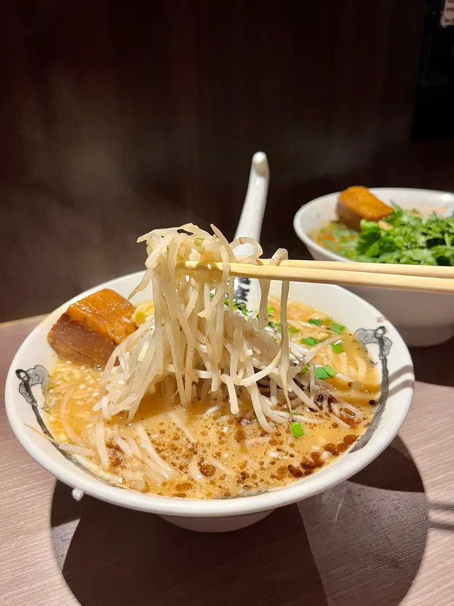 炒豆芽菜辣麻味噌拉麵