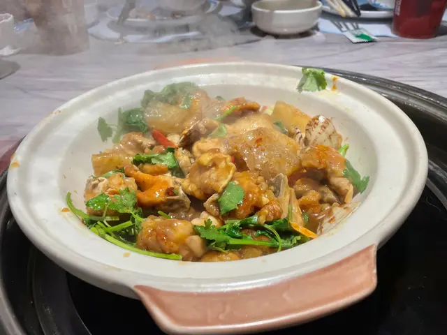 雞煲可以選擇辣度,亦可再加。