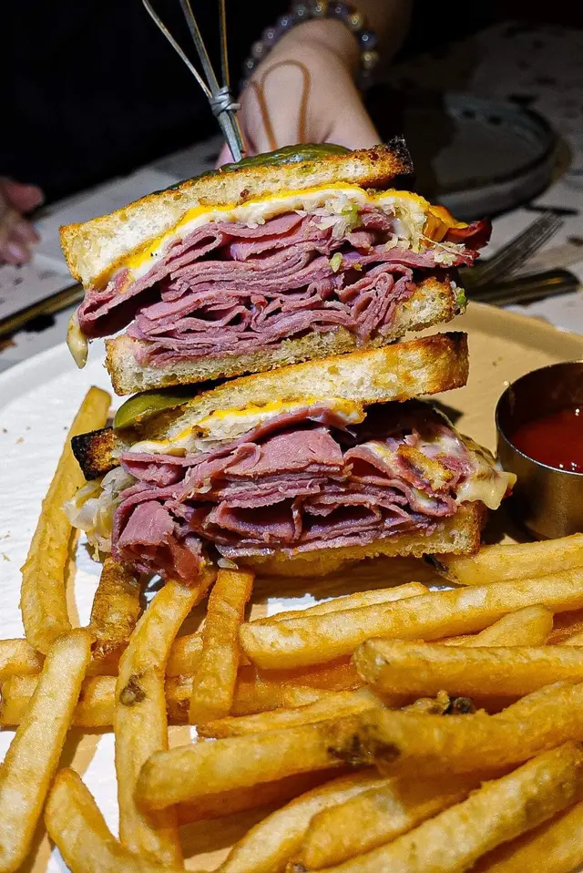 經典魯賓三文治配薯條