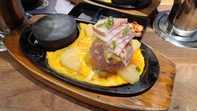 菠蘿煙肉和牛漢堡扒
