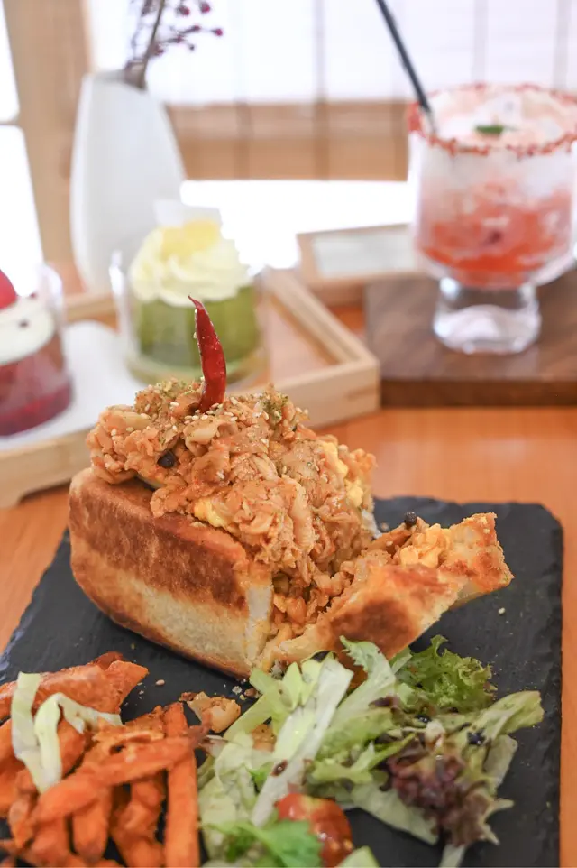 花椒泡菜豚肉菜脯滑蛋吐司