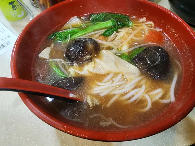 冬菇腩肉米線蕃茄湯