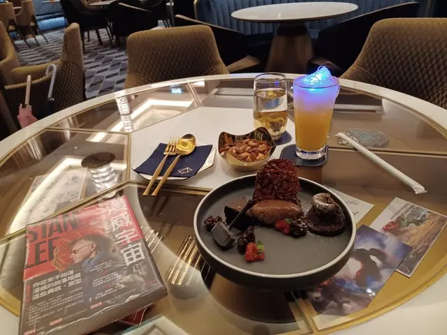 雷擊充滿檸檬帶甜特飲。飲後微醉。朱古力聯盟係全 Dark Chocolate 小食。苦中帶甜。