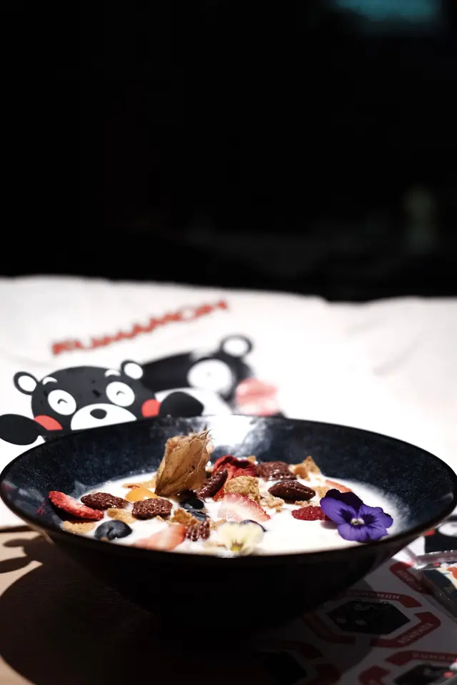 穀麥乳酪碗配熊本鮮雜果