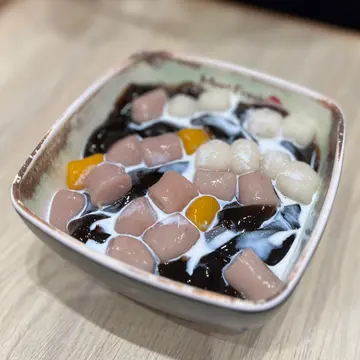 招牌仙草冰沙配白玉汤丸