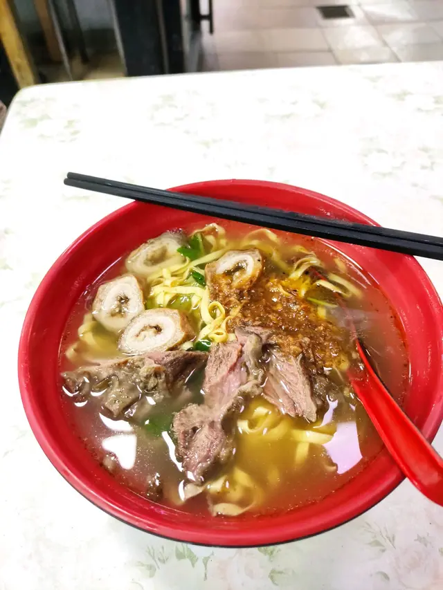 兩餸車仔麵：豬腸，牛腩