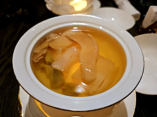 松茸螺頭烏雞燉花膠