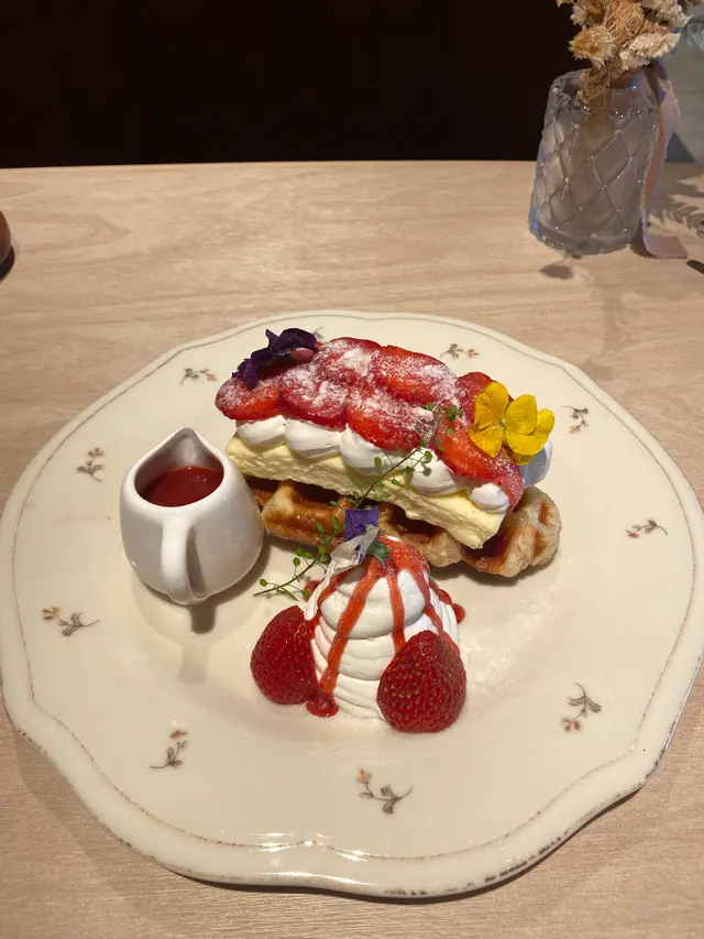 士多啤梨芝士蛋糕牛角包窩夫