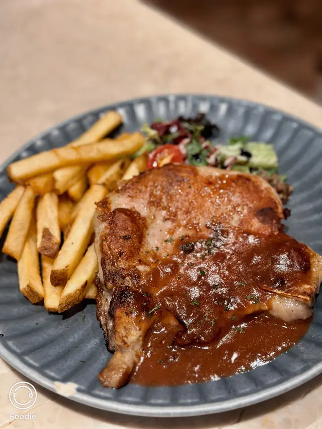 香煎厚切有骨豬扒配野莓紅酒汁