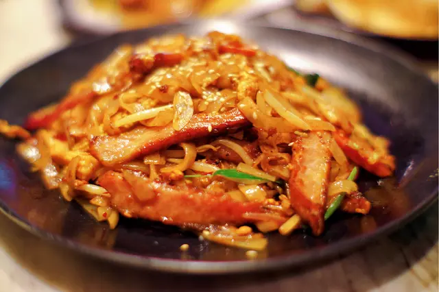 輕量泰式乾炒豬頸肉河粉