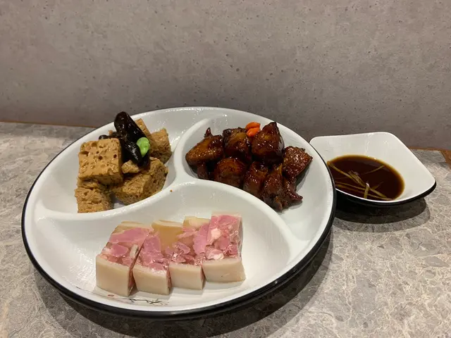 有水晶肴肉、江南小排骨和三喜考夫
