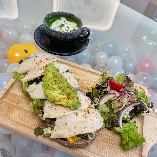 慢煮雞胸配牛油果法國黑麥多士