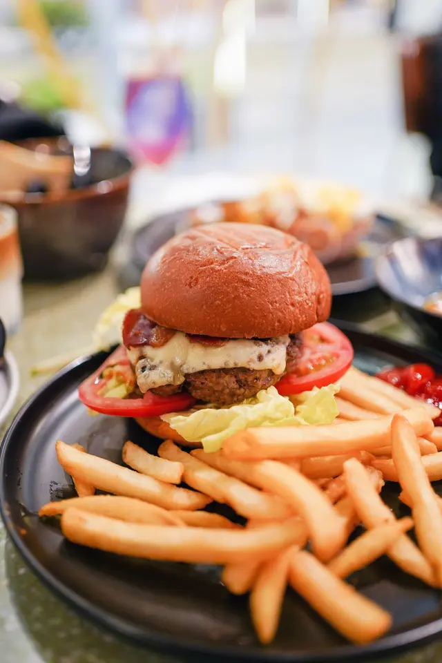 手打安格斯牛肉漢堡配薯條