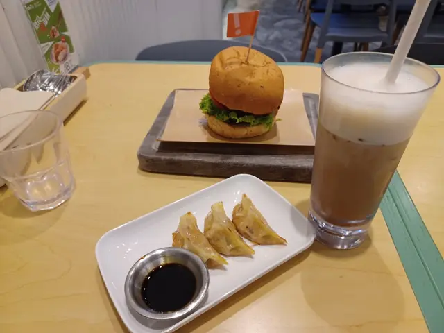 素牛漢堡$68，素豬肉鍋貼$18，Ice Cappuccino$38。個素漢堡好似係真牛肉。食落好多肉汁。素豬肉鍋貼食到有真豬肉味。好美味。杯Ice Cappuccino好飲。$136令素食者重拾牛及豬肉味道。真係超值。