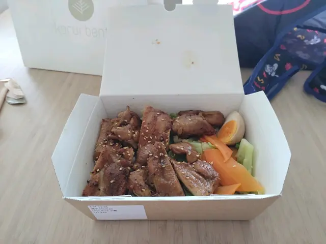 左邊係雞扒,下面放左紅米溝白飯;右邊放左半隻唐心蛋同埋蔬菜