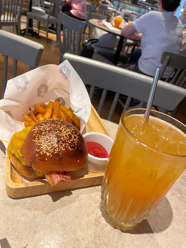 車打芝士煙肉牛肉漢堡伴香辣薯條