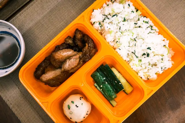 堅信號豬扒菜飯