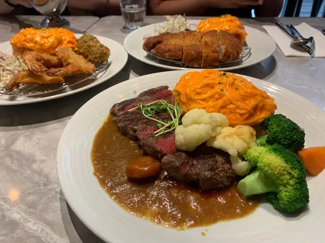 日式咖喱紐西蘭西冷蛋包飯 配 時令蔬菜