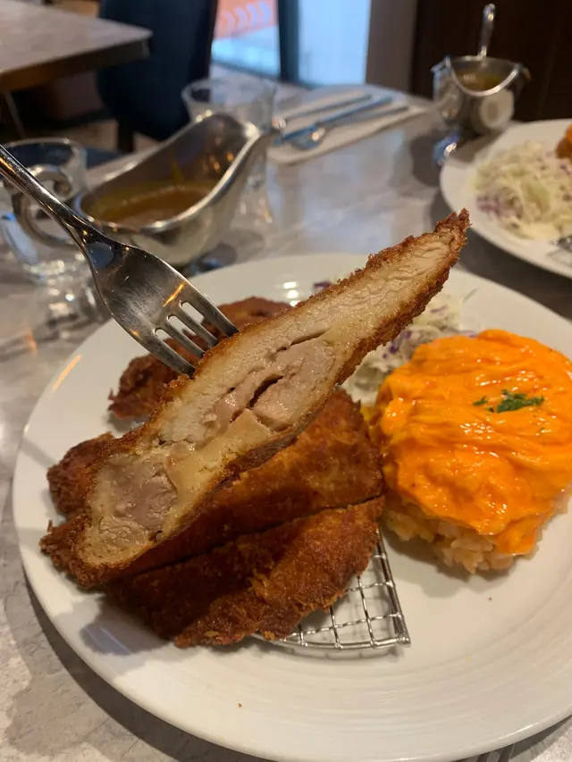 日式咖喱吉列豬扒蛋包飯 配 椰菜絲及馬蘇里拉芝士