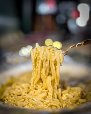 鸡油花雕蛋白蒸水晶蟹伴乌冬底