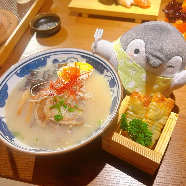 日式叉燒豚骨湯麵配炸雞軟骨餃子