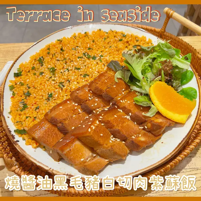 -兩者碟上均配少許沙律菜及一片橙肉，均衡營養有菜有肉有水果😎 -特別的是白切肉紫蘇飯的飯是被壓扁撻平放架，份量看似超級多😃