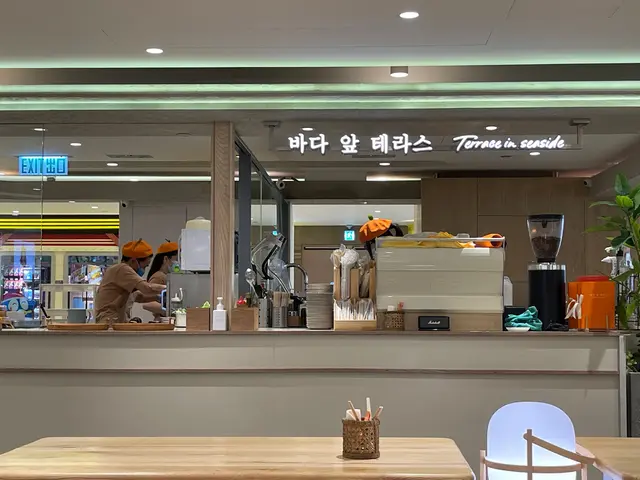 每位店員頭上有頂超級可愛😍既橙形帽子