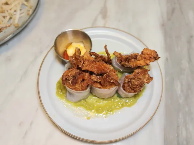 脆炸軟殼蟹米紙卷配牛油果醬