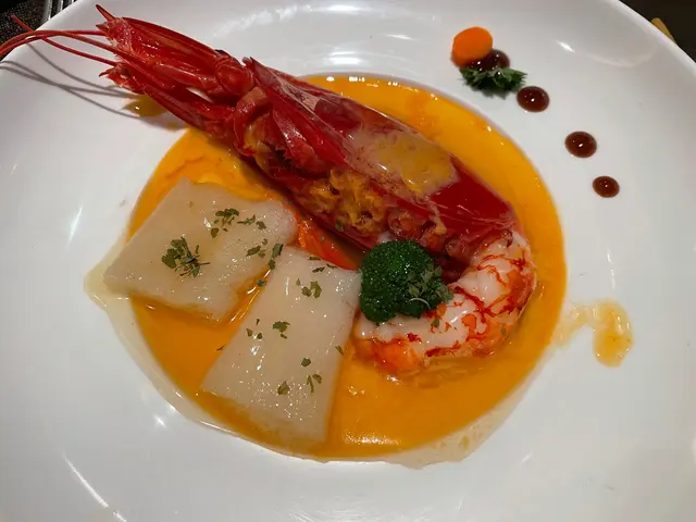 西班牙紅蝦竹笙蝦湯蒸蛋白配港式伴料