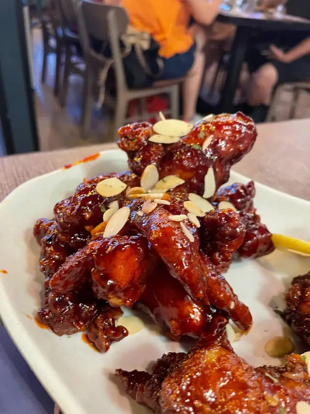 食炸雞係必須既! 而且一定要叫有骨! 我試過無骨同有骨,無骨相當係無咁juicy,而且有骨食落都有感覺D!!!
今次我地半半炸雞,食左佢甜辣口味同醬油蒜味炸雞
新鮮炸起的炸雞,一上枱我地就迫不及待戴手套食,點知! 熱到拎唔起 XD
炸雞炸得相當好,夠乾身夠脆,而且唔會有過多炸粉。而咬落去,肉汁爆發,肉質好又嫩滑,名副其實外脆內嫩!