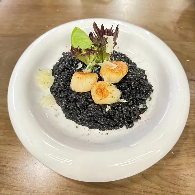香煎北海道帆立貝墨魚汁意大利飯