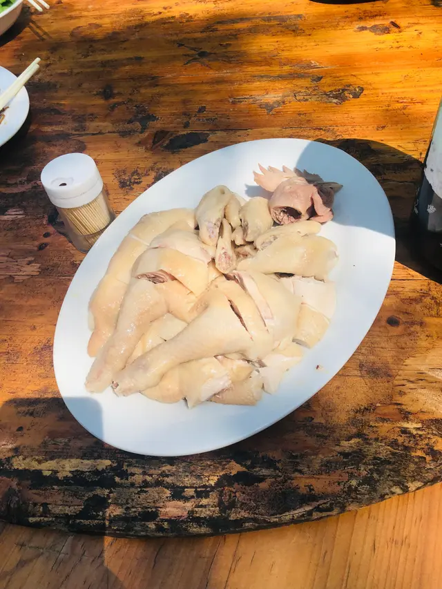 客家走地雞,白雪雪看似平平無奇,但食落超級嫩滑👍🏻皮薄少肥膏,就算連皮食都感覺唔會邪惡😆