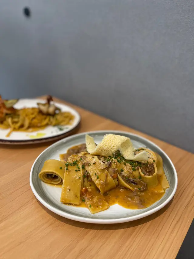 慢煮牛肋肉醬芝士薄脆紅酒汁意粉