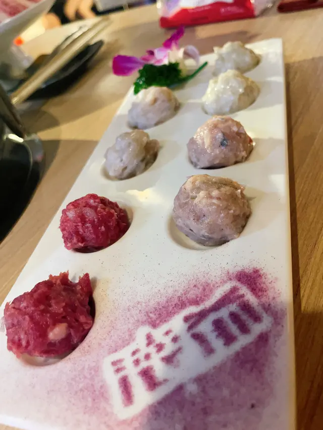 四寶丸包括墨魚丸,牛丸,鮮蝦丸,同埋鯪魚丸,食得出佢每一款都係用新鮮材料手打,唔係出面嘅冰鮮丸,其實四罐都好出色,但係如果要我選擇,我就最鍾意鮮蝦丸,每啖都有鮮蝦肉,十分彈牙😋