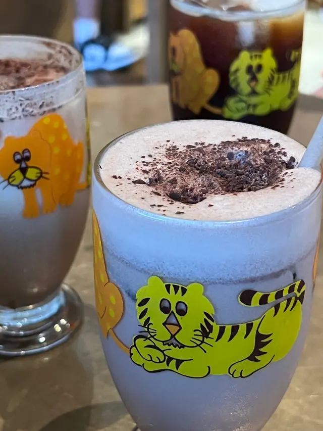 這杯沒有想像中的Salted 耶 反而是甜甜 厚厚的~巧克力🍫口感與味道
而且上面還加了點巧克力🍫碎碎 讓入口時又不止有單一的巧克力🍫奶的口感
還有點嘴嚼口感 同時中和了單純的甜味~
(咖啡師還說若點冰的話 更會加重巧克力🍫粉 即使冰熔化掉也不會減低巧克力🍫味道