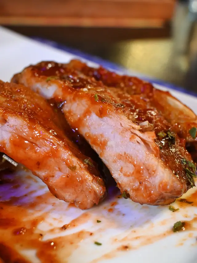 燒美國豬肋骨伴蒜蓉香草醬薯角