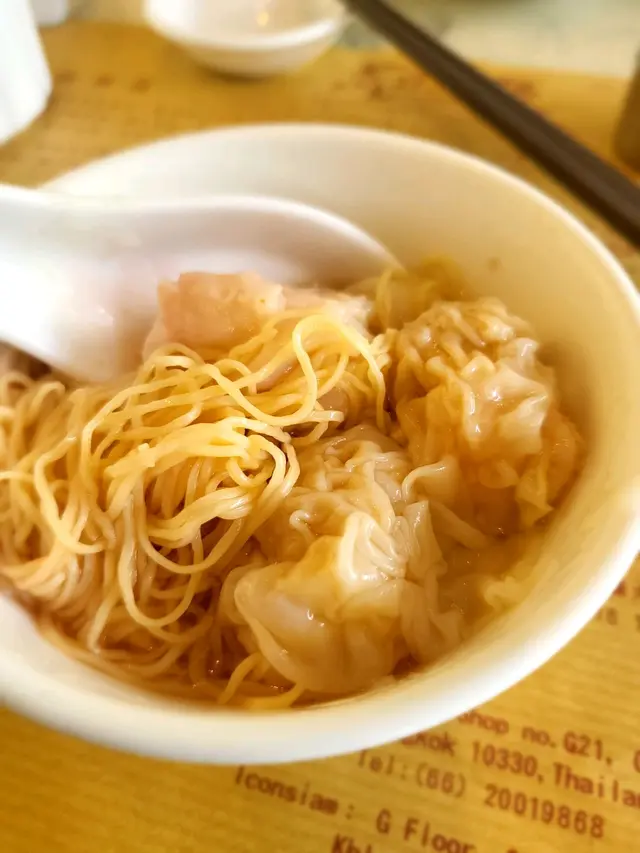 有6粒雲吞，相比起麥麥記多，不過價錢就唔知邊間貴d。🤭