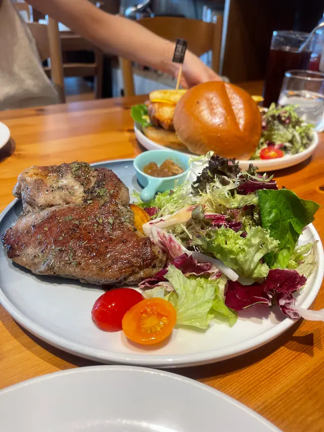 慢煮黑毛豬鞍配蘋果醬