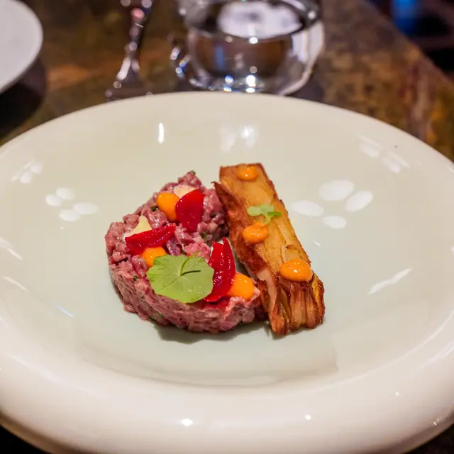 牛肉他他配法式千層薯