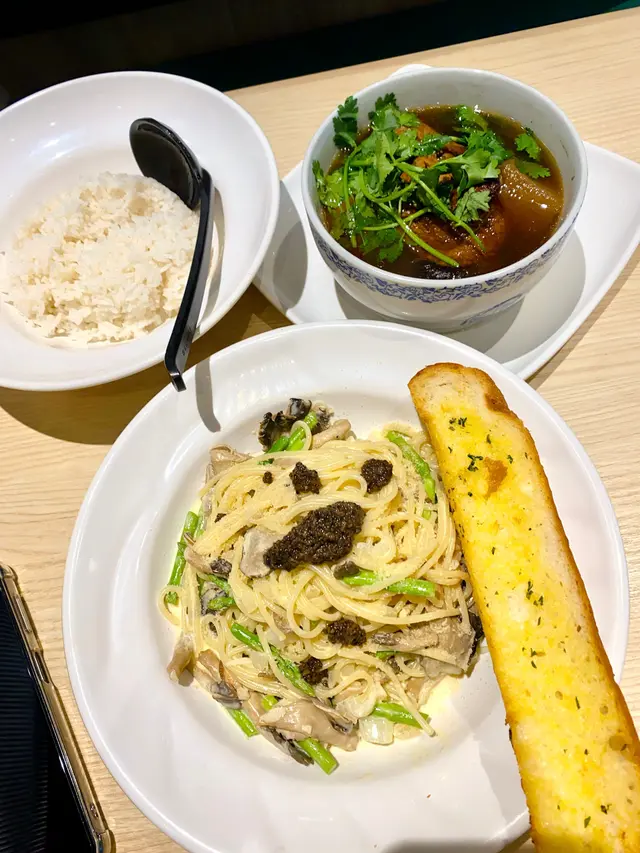 黑松露野菌忌廉意粉 配蒜蓉包